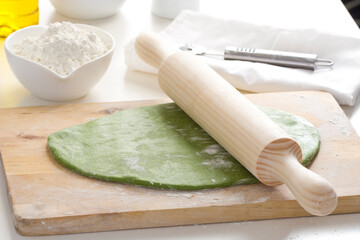 preparation of dough with spinach for fresh pasta