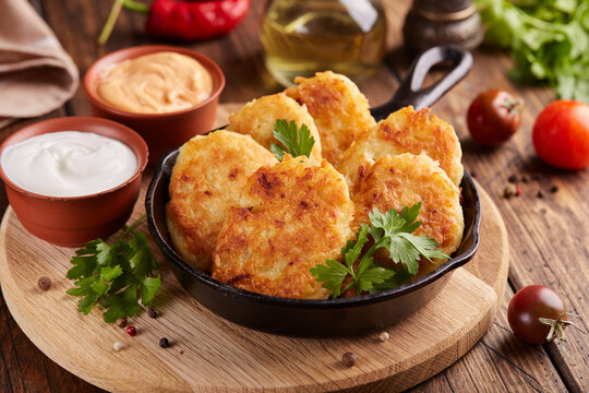 Hash browns. Pancakes from julienned potatoes. Vegetable patties. American cuisine, breakfast fritters, side dish, fast food.