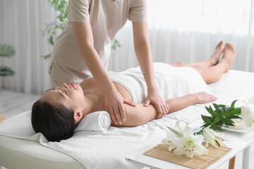 Obraz na płótnie Canvas Young woman having massage in spa salon