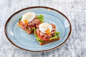 poached egg on the toast