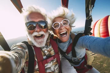 Foto auf Acrylglas Alte Flugzeuge Selfie skydiving tandem of an elderly couple