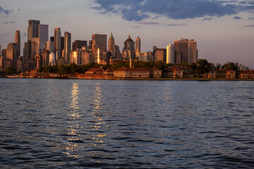 Obraz premium Manhattan skyline viewed across Hudson River from Liberty State Park, Jersey City, New Jersey