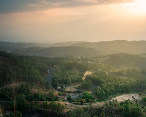 Obraz premium Paisaje de atadecer en La Piramide, Comayagua, Honduras. Con pinos. Hora dorada. Mirando hacia el Valle de Comayagua.