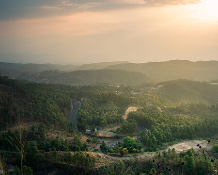 Paisaje de atadecer en La Piramide, Comayagua, Honduras. Con pinos. Hora dorada. Mirando hacia el Valle de Comayagua.