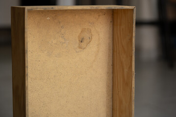 Caja de madera manchada por humedad y uso - obrazy, fototapety, plakaty