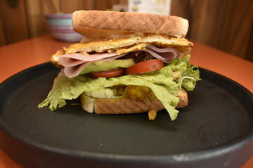 sandwich de jamon pan lechua queso restaurante desayuno