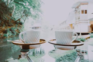 庭園を見ながらカフェのテラス席でくつろぐ