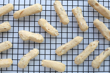 Light and crispy almond meringue cookies