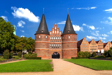 Das Holstentor der Hansestadt Lübeck in Schleswig-Holstein, Deutschland - obrazy, fototapety, plakaty