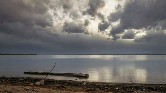 Atardecer gris en el lago , una tarde plomiza anunciando la llegada del invierno , dique el carrizal Mendoza.