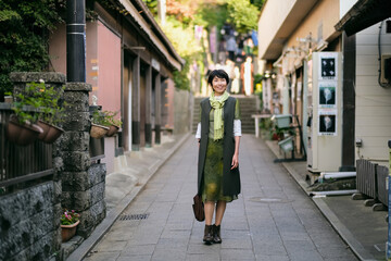 江の島を歩くミドル女性