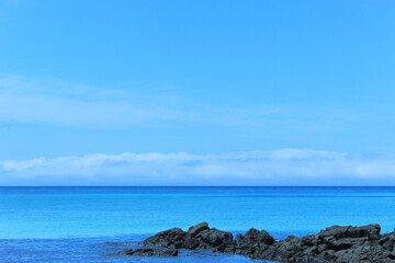 Fototapeta na wymiar 여름에 볼수있는 제주도의 아름다운 해변의 바다와 하늘 풍경