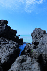 현무암 바위 사이로 보이는 아름다운 제주도 에메랄드빛 바다