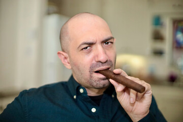 man smoking cigar - 644295903