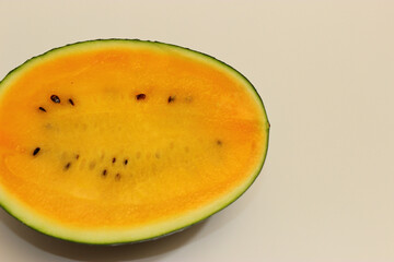 일반적인 수박이 아닌 속이 노랑색인 노랑수박의 단면