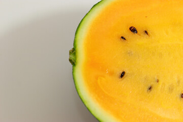 일반적인 수박이 아닌 속이 노랑색인 노랑수박의 단면