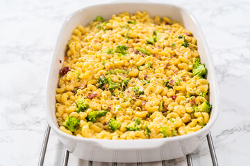 Macaroni and cheese with broccoli