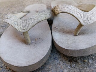 Used rubber flip-flops can still be used to make second-hand crafts.