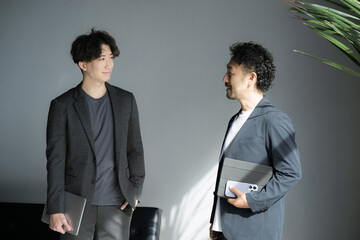 打合せをするカジュアルなビジネスマン