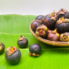 mangosteen on a banana leaf board