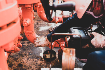 Non-destructive testing technicians are checking the thickness of elbow tubes using ultrasound (UT) testing methods, ultrasound testing to determine the residual thickness after use.