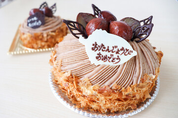栗たっぷりのモンブランの誕生日デコレーションケーキ