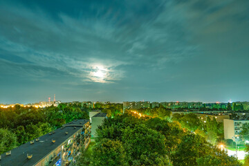 Nocna panorama miasta podczas pełni księżyca