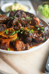 Ossobuco with gravy and carrots on a plate