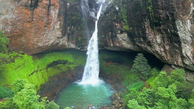 beautiful devkund waterfalls in pune in Maharashtra