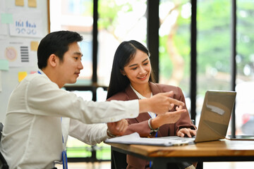 Obraz premium Businesspeople having fun cooperating working together on a new project in an office