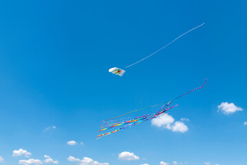 Flugdrachen gegen blau-weiß bewölkten Himmel bei der sogenannten Drachenwiese, Norddeich, Niedersachsen, Deutschland, Europa