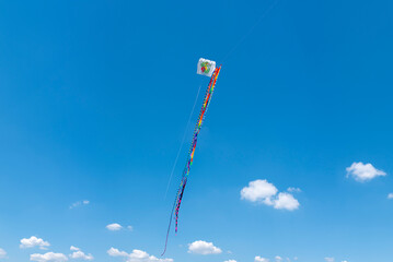 Flugdrachen gegen blau-weiß bewölkten Himmel bei der sogenannten Drachenwiese, Norddeich, Niedersachsen, Deutschland, Europa