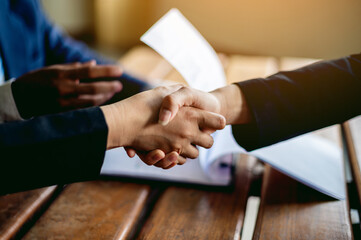 Obraz premium join hands to do business Business alliances, cooperation, synergy, unity, teamwork and sustainable business success.