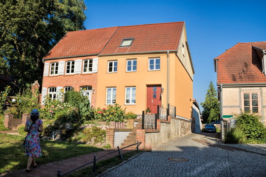 r&ouml;bel, deutschland - saniertes altes haus mit garten
