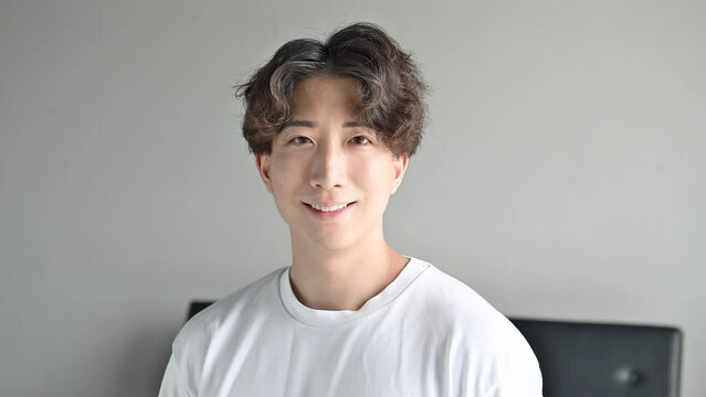 男性のとても使いやすい正面を向いたカメラ目線の笑顔の日本人