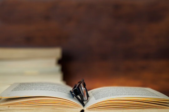 Aufgeklapptes Buch mit einer Lesebrille