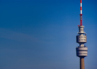 Strahlendes Wahrzeichen: Der Florianturm im Dortmunder Westfalenpark erhebt sich majestätisch vor...