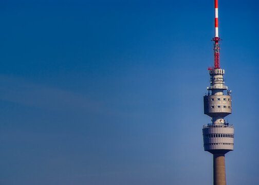 Strahlendes Wahrzeichen: Der Florianturm im Dortmunder Westfalenpark erhebt sich majest&auml;tisch vor einem wolkenlosen, blauen Himmel. Ein perfekter Sommertag