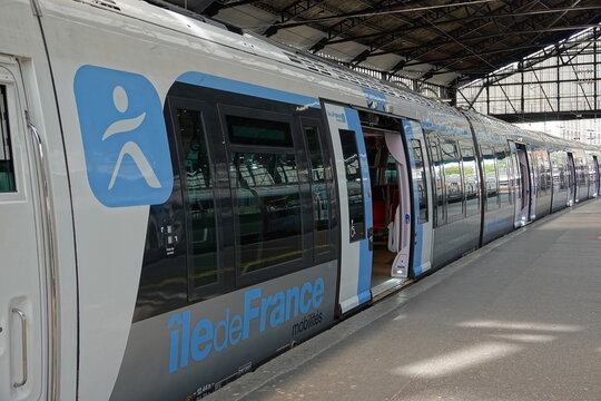 Un train transilien de &Icirc;le-de-France Mobilit&eacute;s &agrave; quai en gare &agrave; Paris