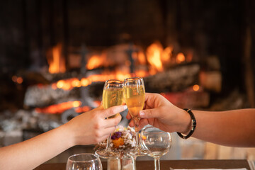 Tchin-tchin au bord d'un feu et en toute convivialité