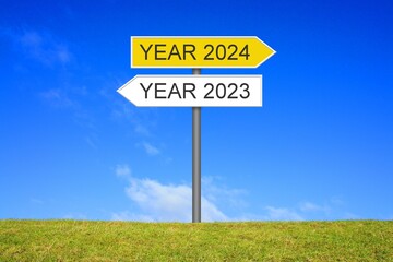Schild Wegweiser zeigt Jahr 2023 und 2024