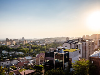 Obraz premium view of setting sun over Kentron district in Yerevan city from Cascade stairways on summer sunset