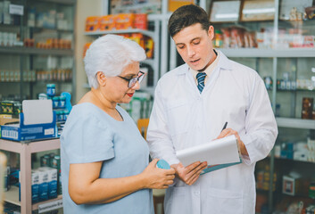 Obraz premium Pharmacist giving advice And advice for patients who come to buy Medicine, Drugs, Vitamins products, according to prescriptions in modern pharmacies.