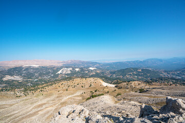 Fototapeta premium The scenic view of Feslikan Plateau and Alaben Mountain, which looks as if it has its back, consists of spread neighborhoods and looks like it is nestled inside a pit when viewed from the sky. 