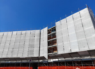 Lavori in corso nel cantiere edile in autunno