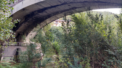 Ponte lungo il fiume nel parco della gola della rossa e di Frasassi nelle Marche in Italia