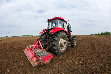 Obraz premium In spring, farmers use farm machinery to grow peanuts