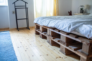Side View of the pallet bed in the morning.