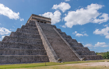 Fototapeta na wymiar Pyramid Amidst Historic Ruins: Ancient Civilization Landmark at Chichén Itzá