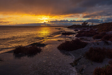 Ostseeküste im Sonnenuntergang auf der Insel Mön in Dänemark